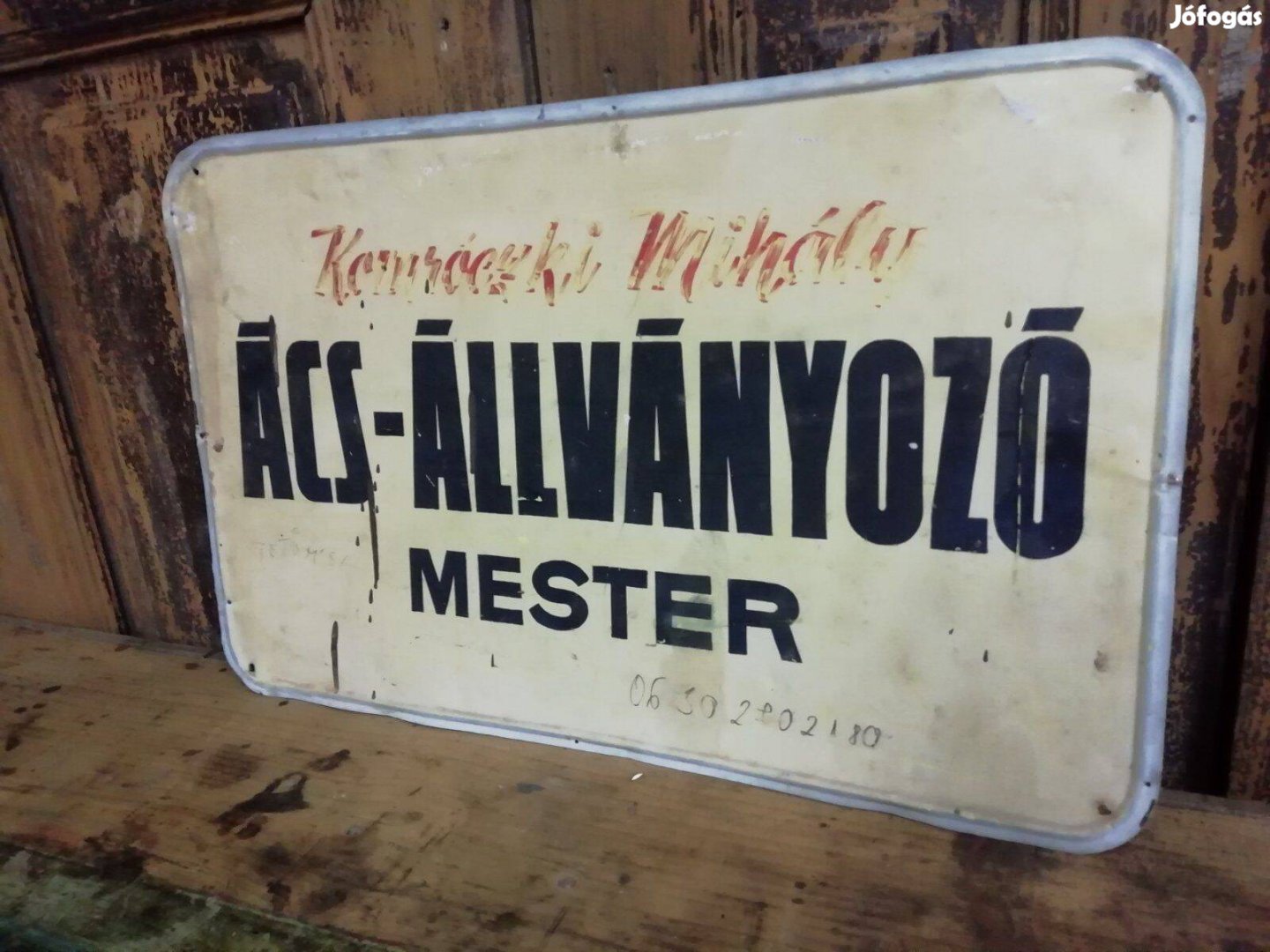 Festett lemeztábla, ács- állványozó cégtábla, dekorációként
