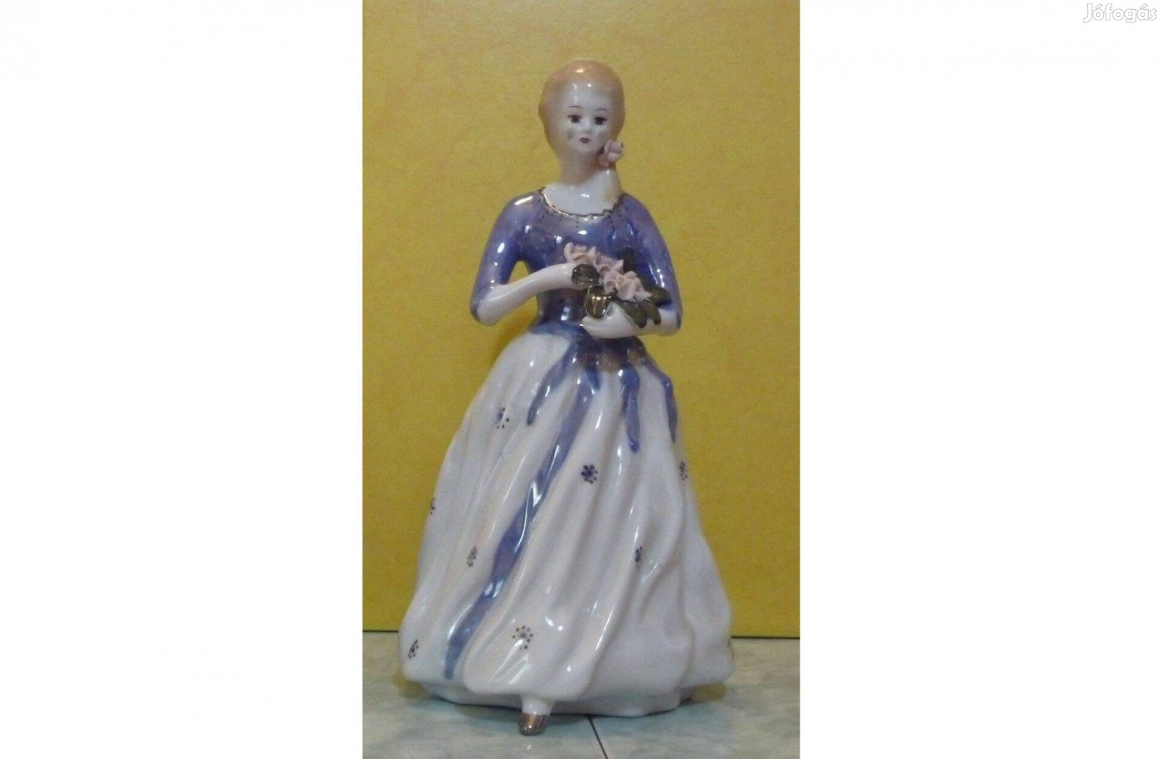 Festett női porcelán figura, szobor