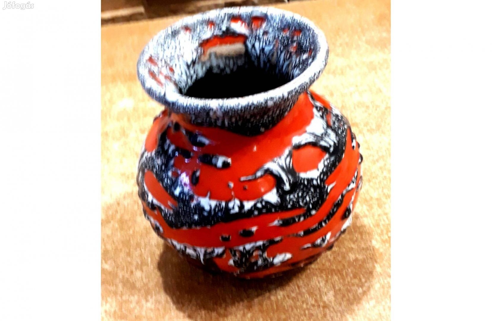 Festett piros kerámia váza, sértetlen állapotban