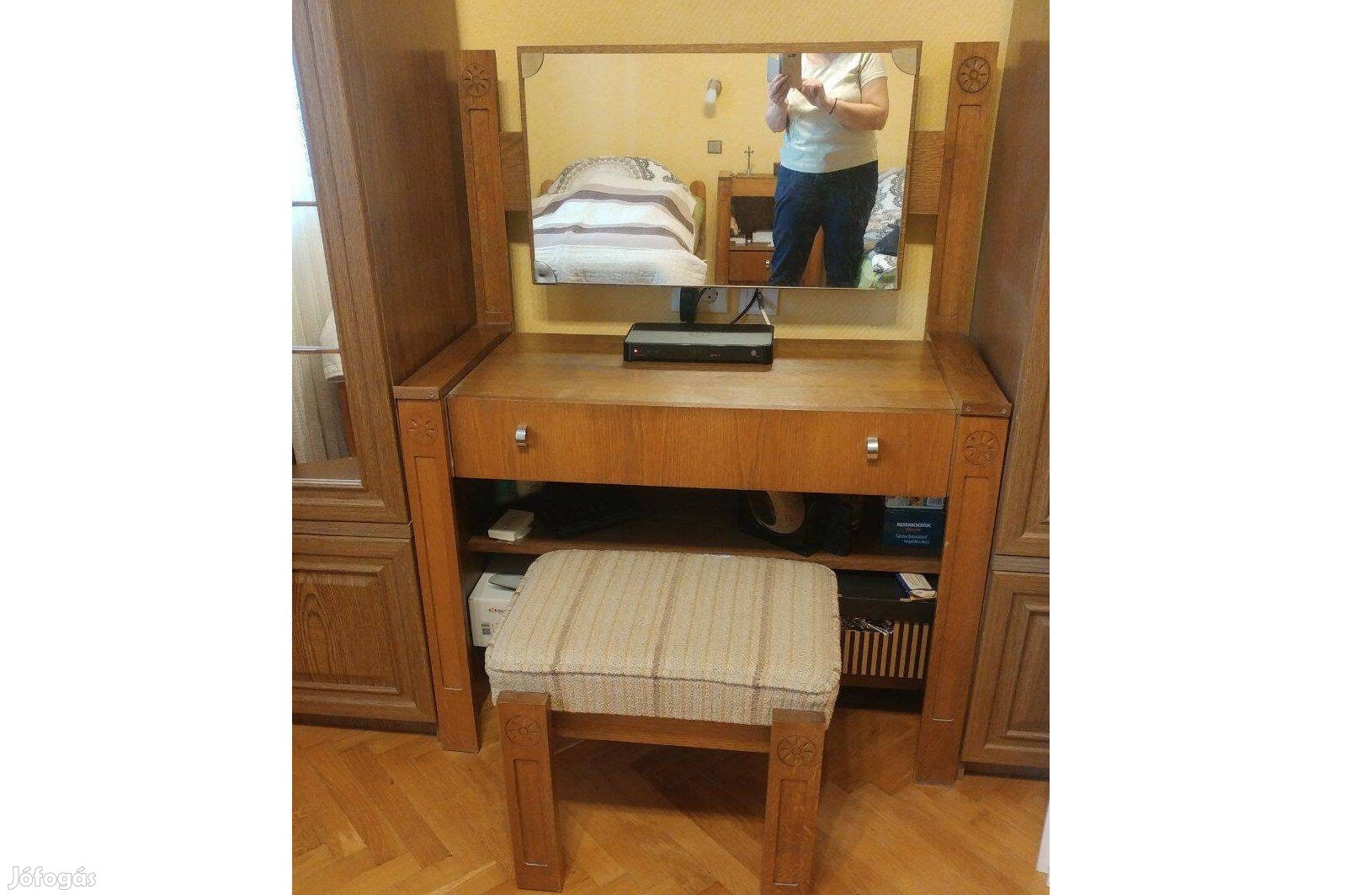 Fésülködő fiókos asztal, ülőkével