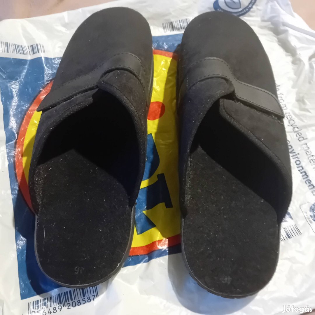 Ffi gördülős fekete posztó papucs 46.