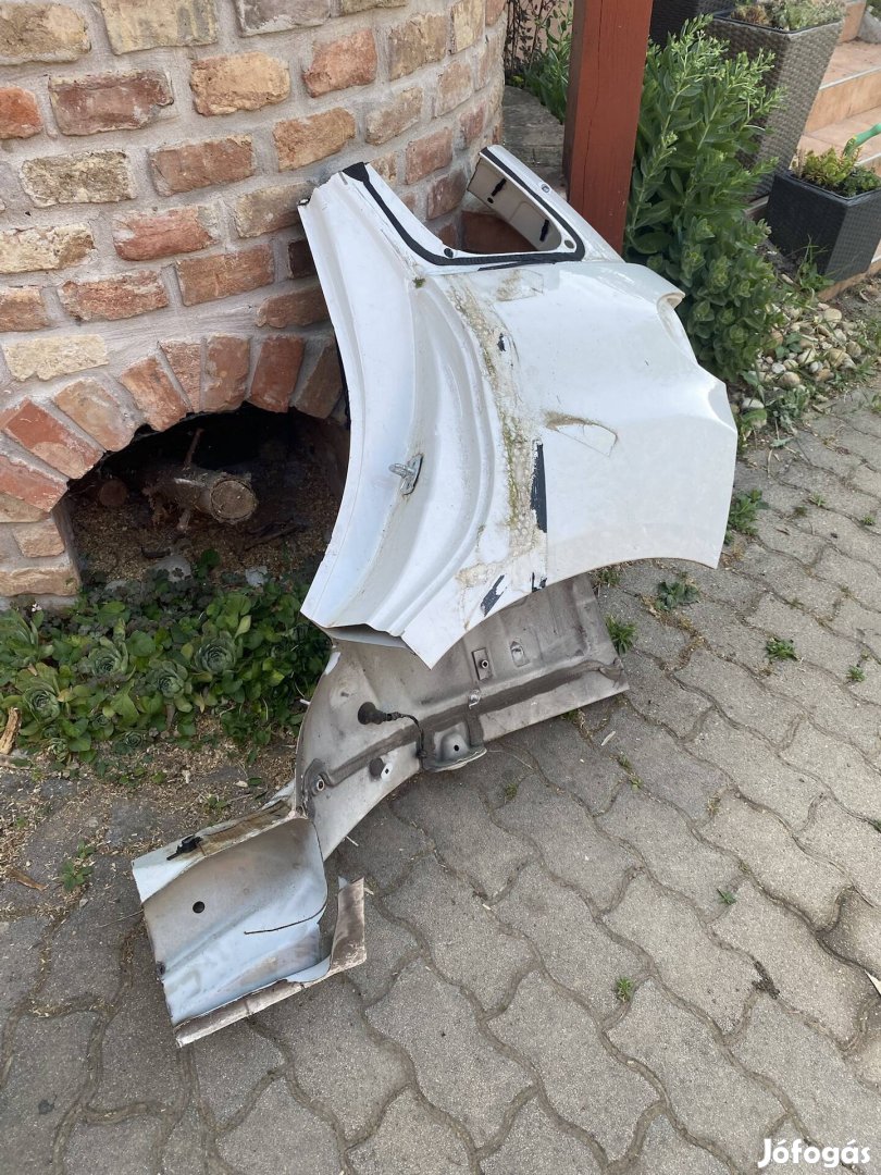 Fiat 500L bal hátsó negyed