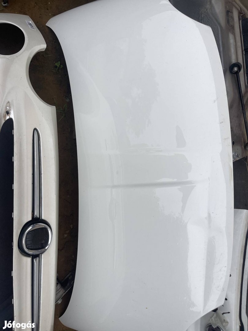 Fiat 500 enyhén sérült motorháztető