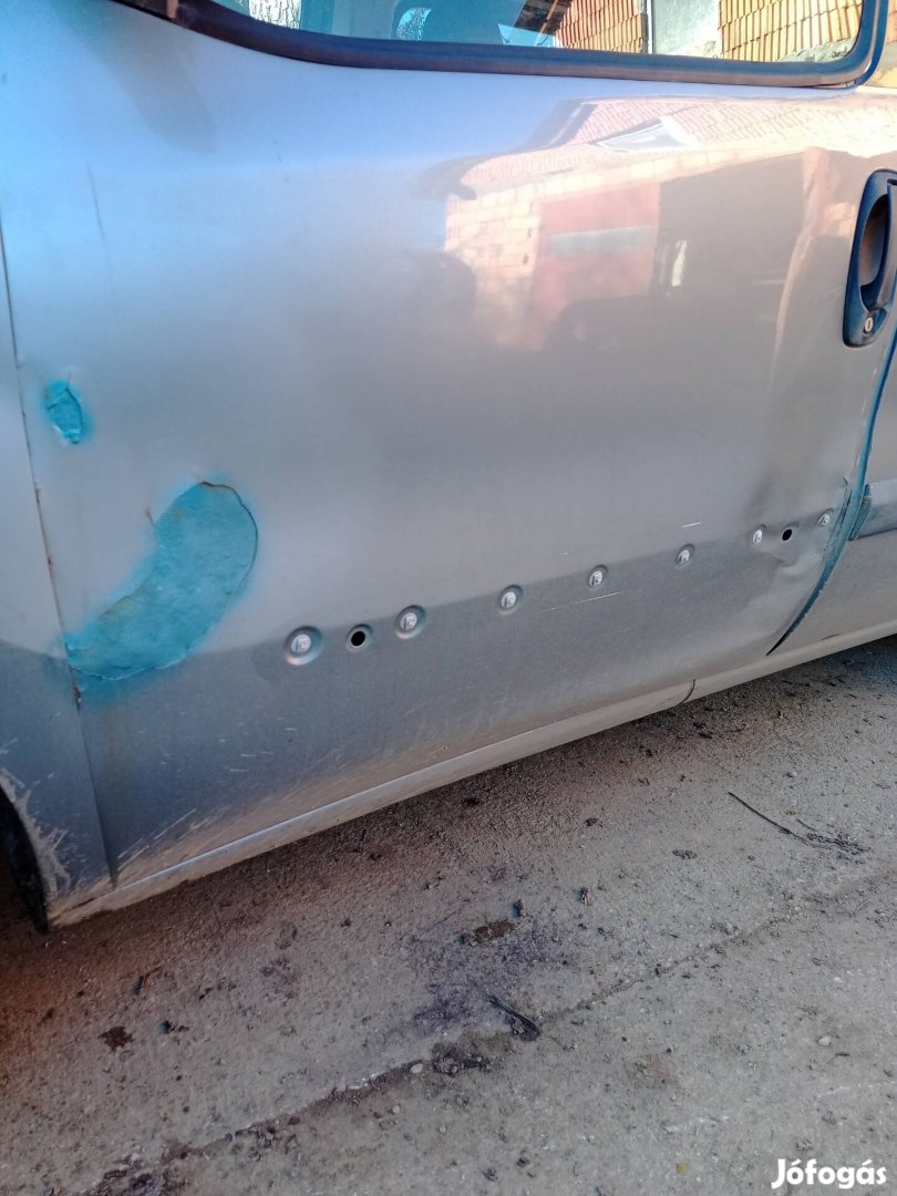 Fiat Doblo bal első ajtó sérülten 