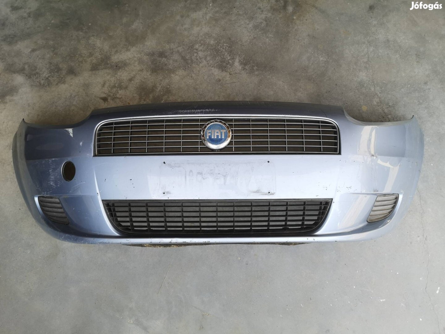 Fiat Grande Punto gyári első lökhárító részeivel 