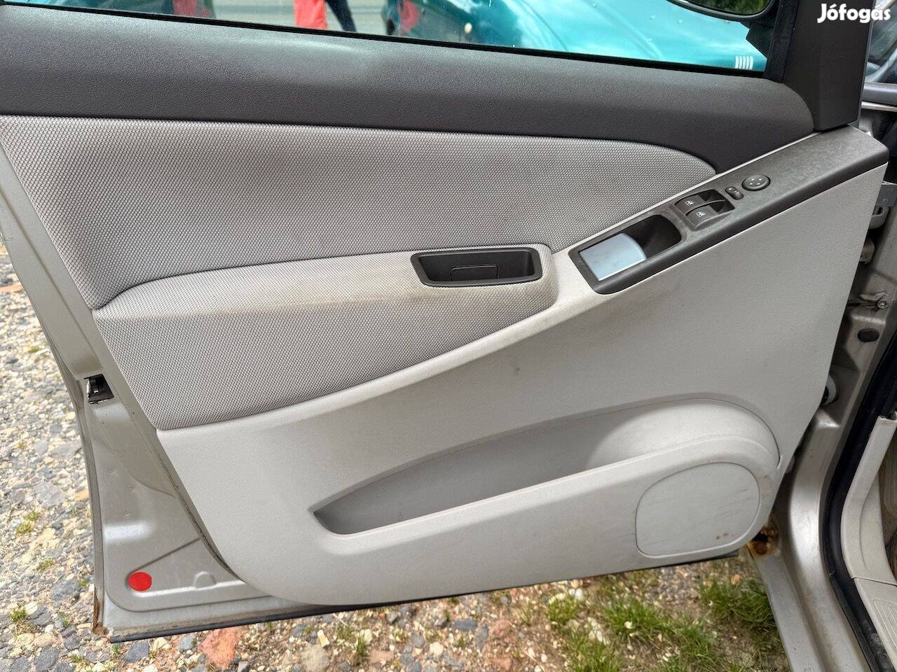 Fiat Idea 1.3 JTD 51KW bal első ajtókárpit