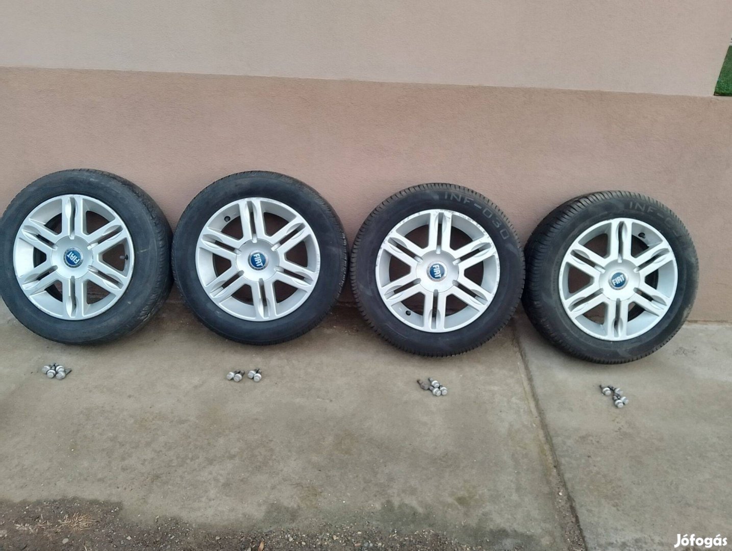 Fiat alufelni nyári gumival