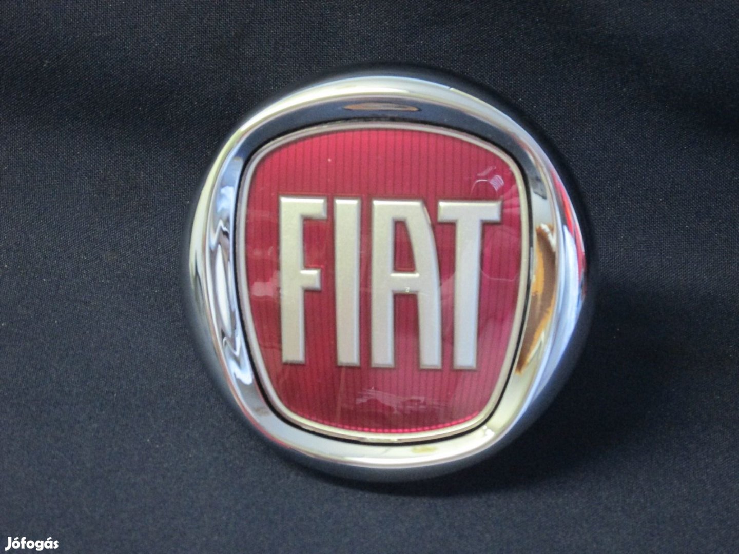 Fiat gyári új, nyomó gombos csomagtér embléma 735579354