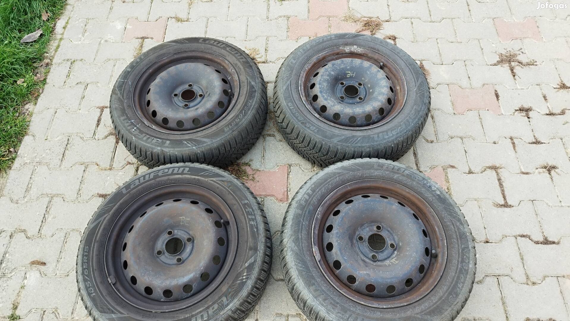 Fiat lemezfelni 185/65 R15 téli gumival.