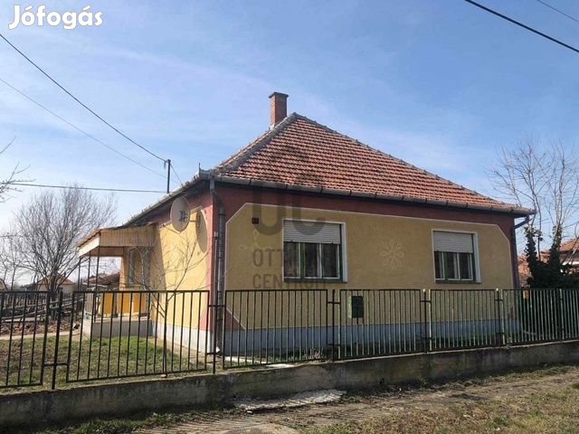 Figyelemre méltó lehetőség Komádiban nagy telek, befejezésre