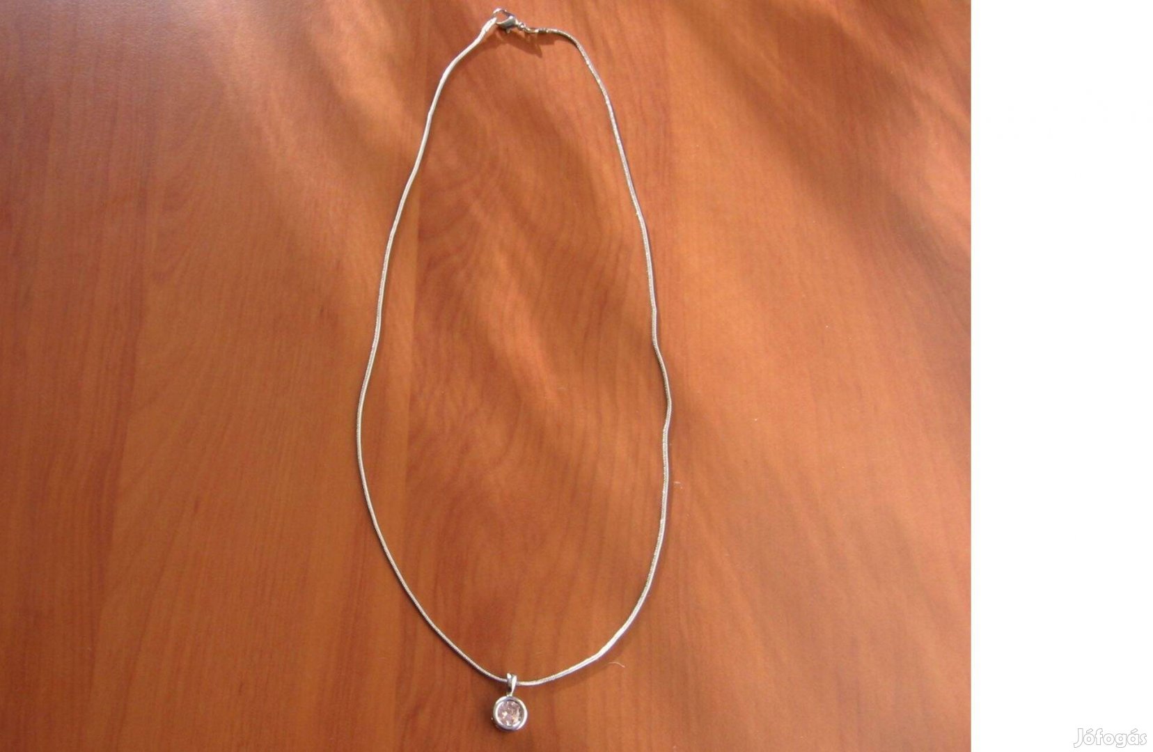 Filigrán ezüst-színű nyaklánc függelékkel