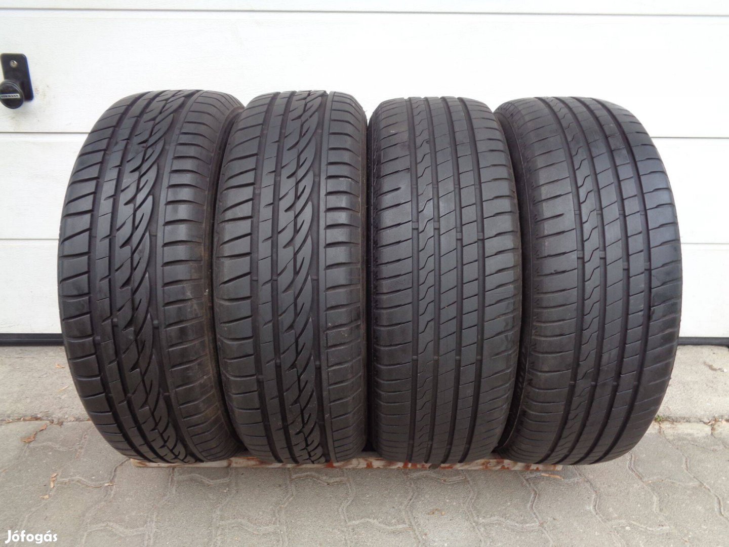 Firestone 215/60R17 nyári gumi jó állapotban eladó