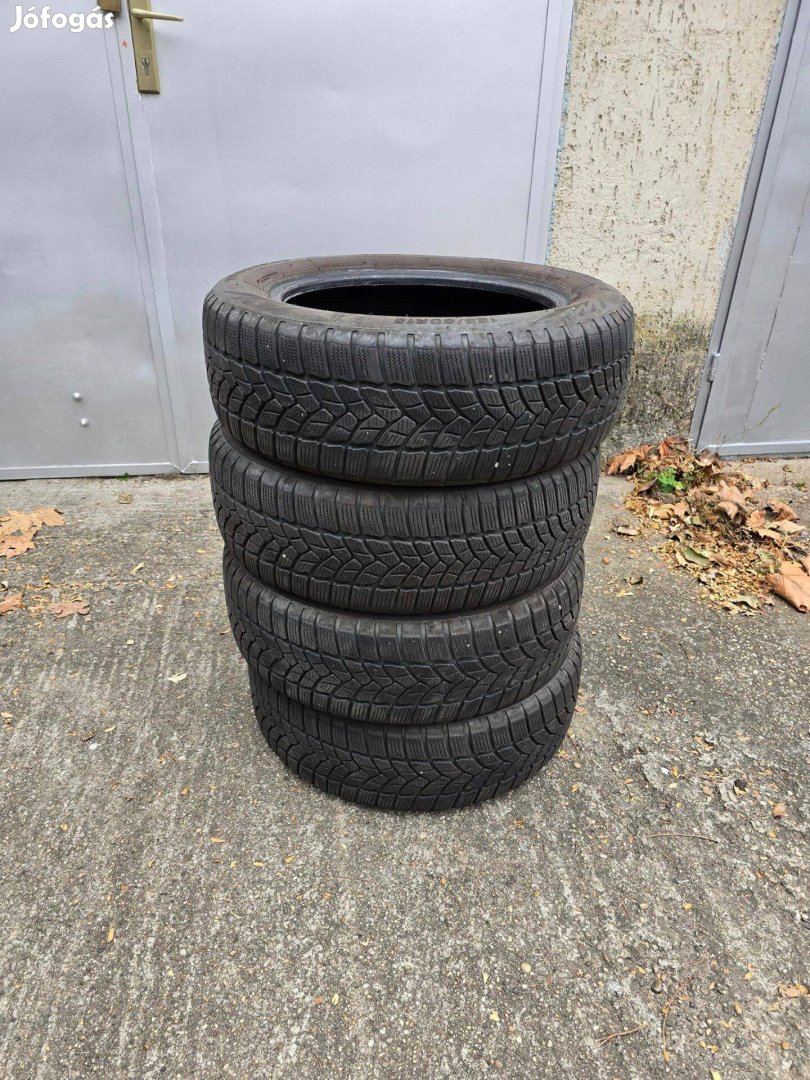 Firestone Winterhawk 3 185/60 R15-ös téligumi 4 db