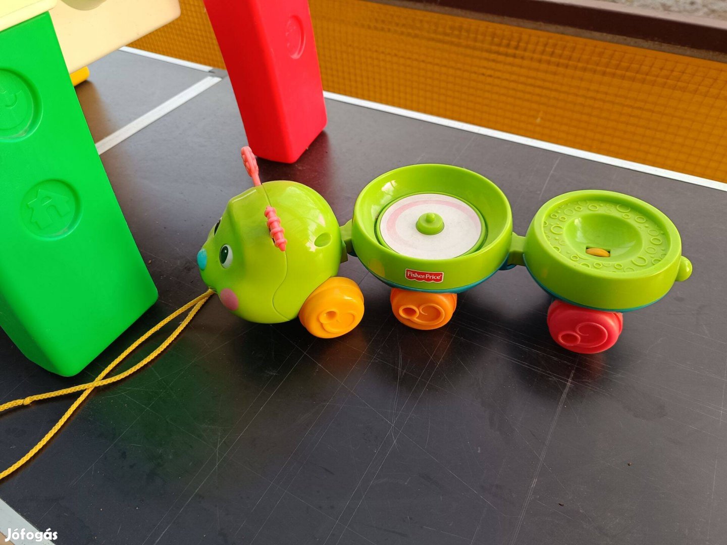 Fisher Price húzható, gurulós hernyó zozizo