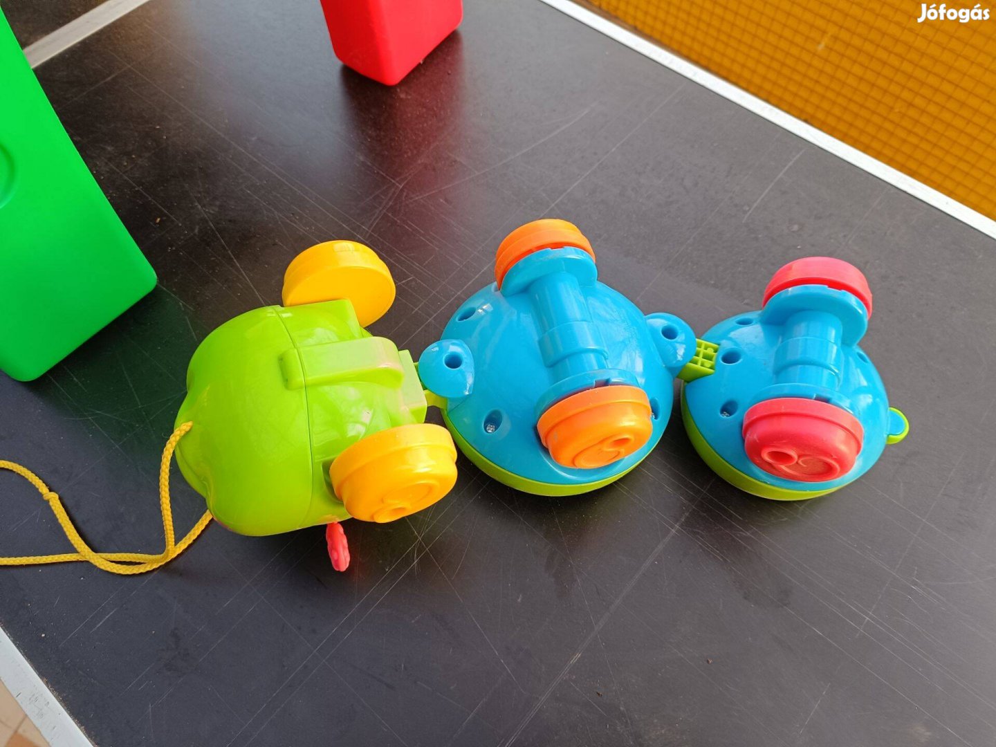 Fisher Price húzható, gurulós hernyó (zozizo)