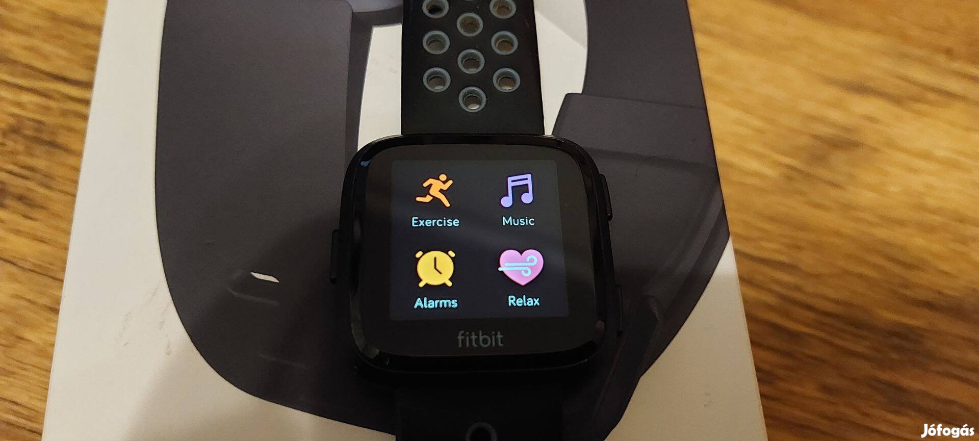Fitbit Versa aktivitásmérő óra