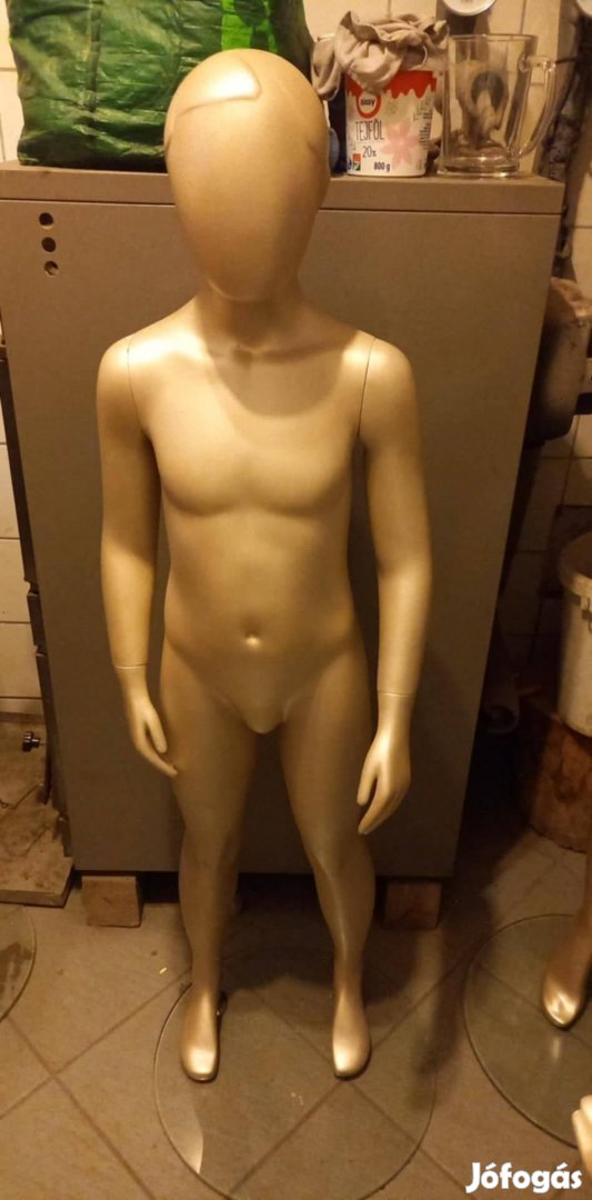 Fiú, lány gyermek kirakati próbababa Budafokon