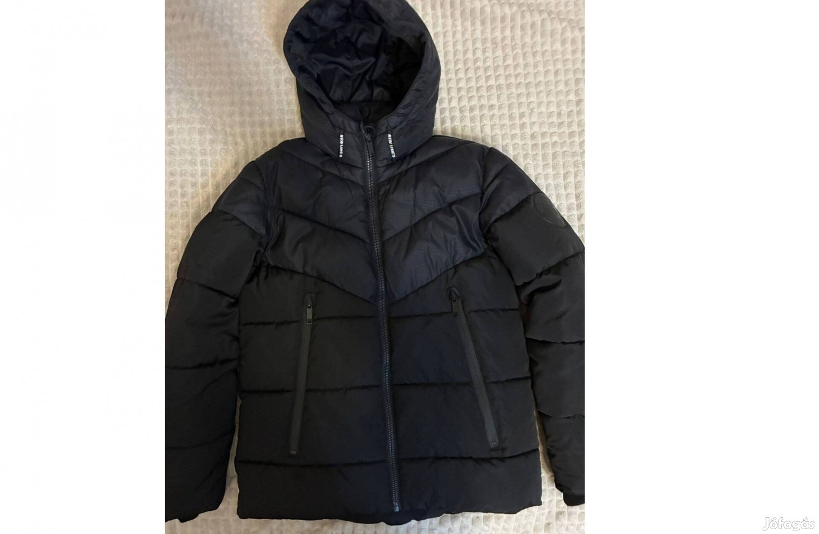 Fiú gyermek 140-es fekete színű kapucnis dzseki eladó