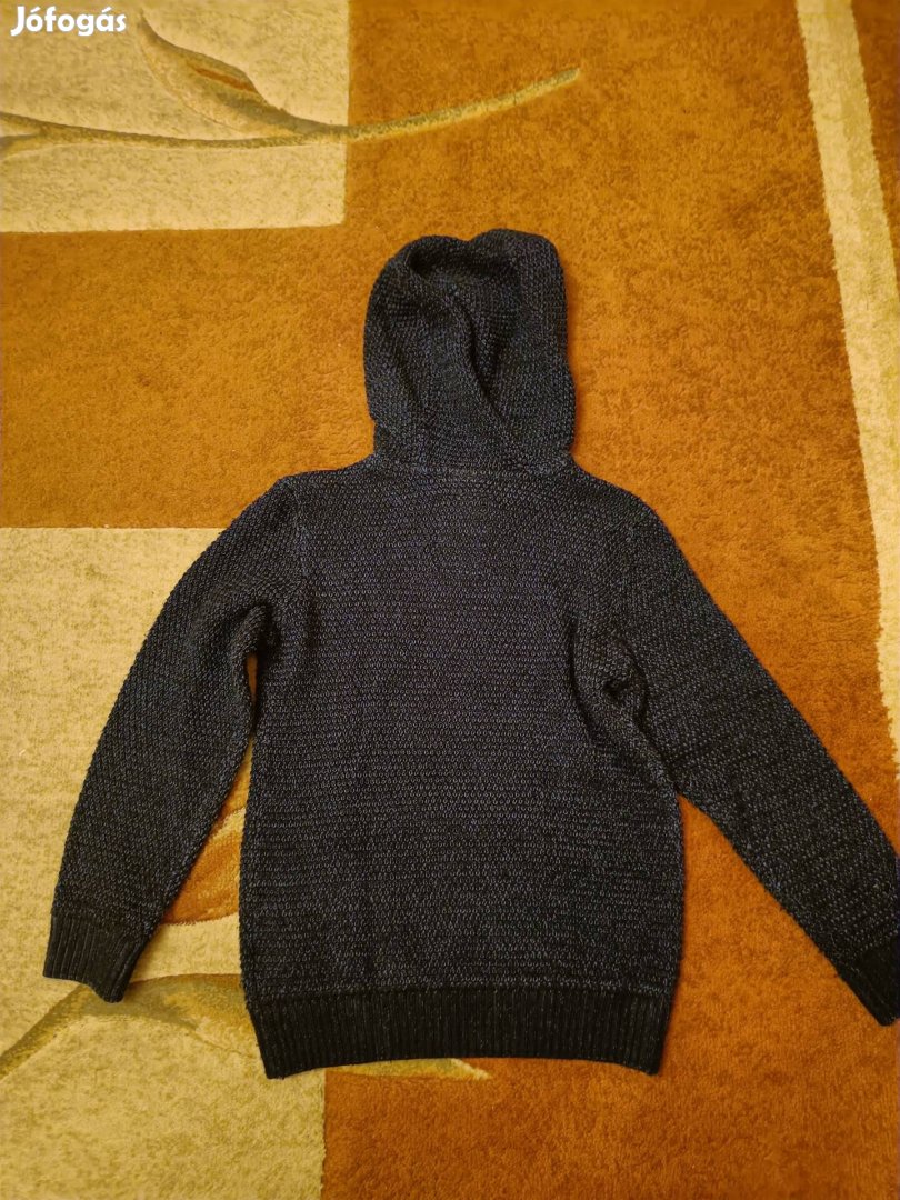 Fiú kötött pulóver kapucnival eladó.