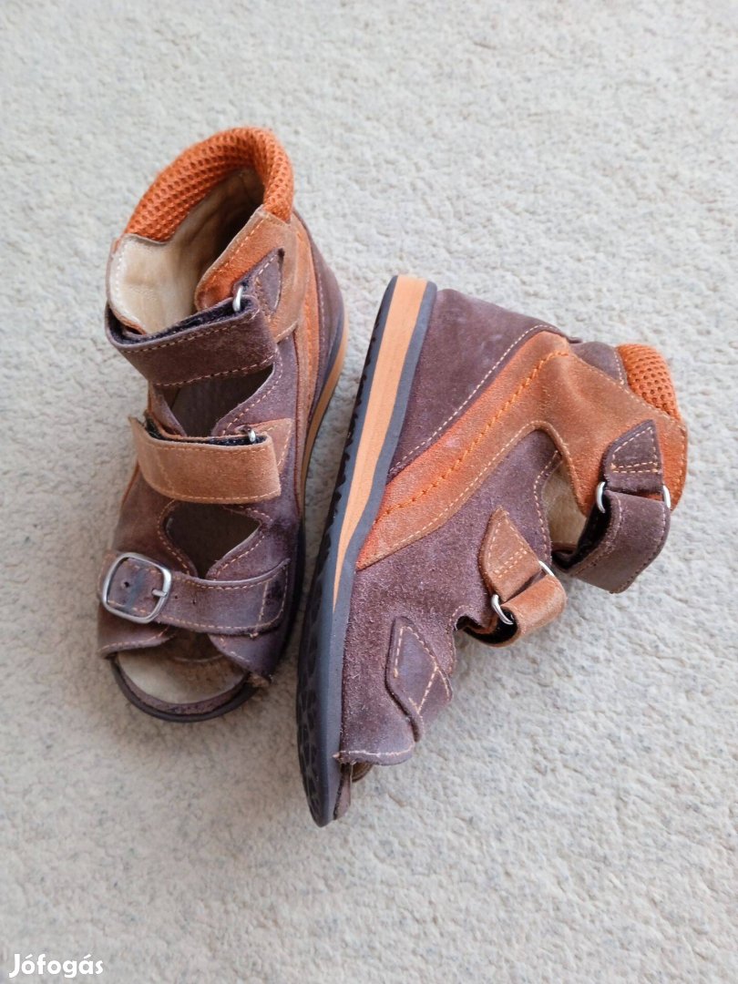 Fiú szandál 28