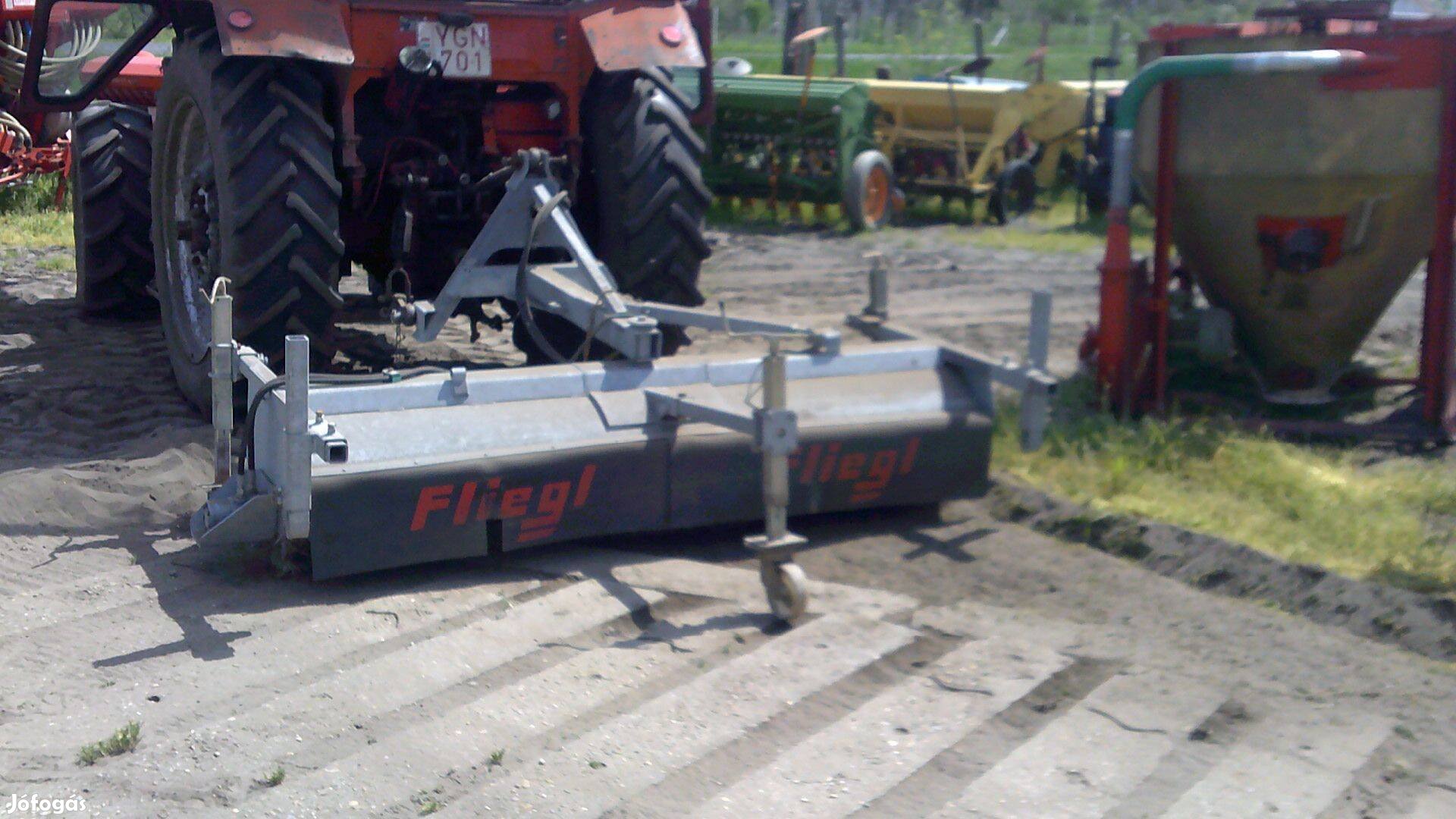 Fliegl 225 cm széles seprűgép hydromotoros hajtású fronton is használh