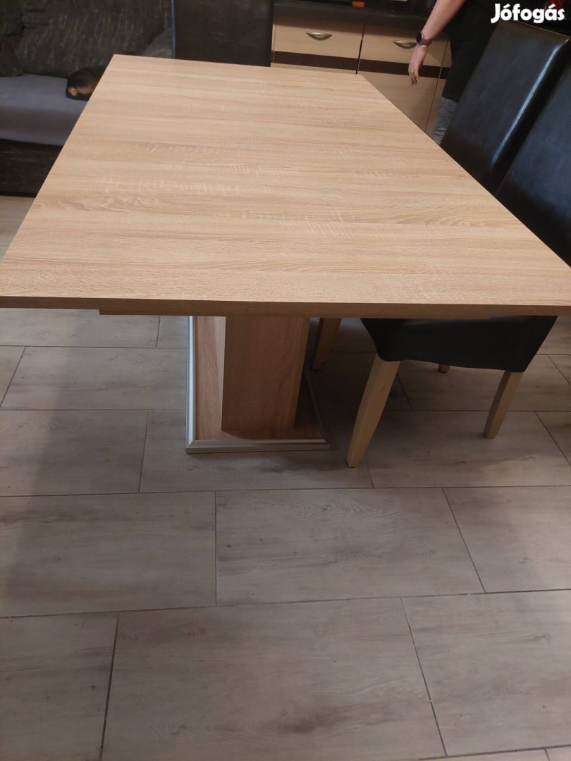 Flóra típusú étkezőasztal