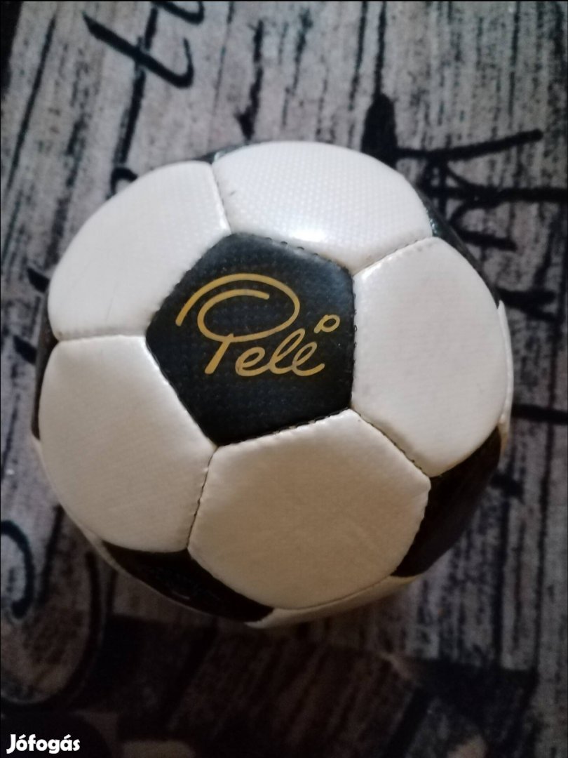 Focilabda Pelé eladó. 
