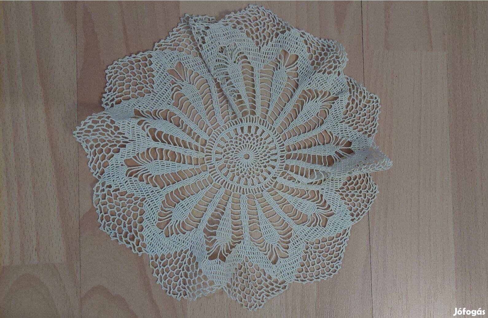 Fodros horgolt csipke, 20 cm átmérőjű