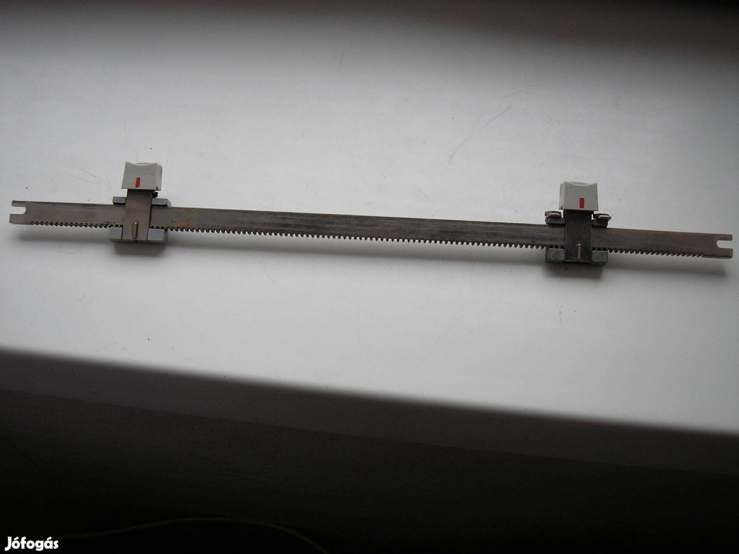 Fogasléc , acél , 360 mm x 12 mm x 4 mm , állítható határolók