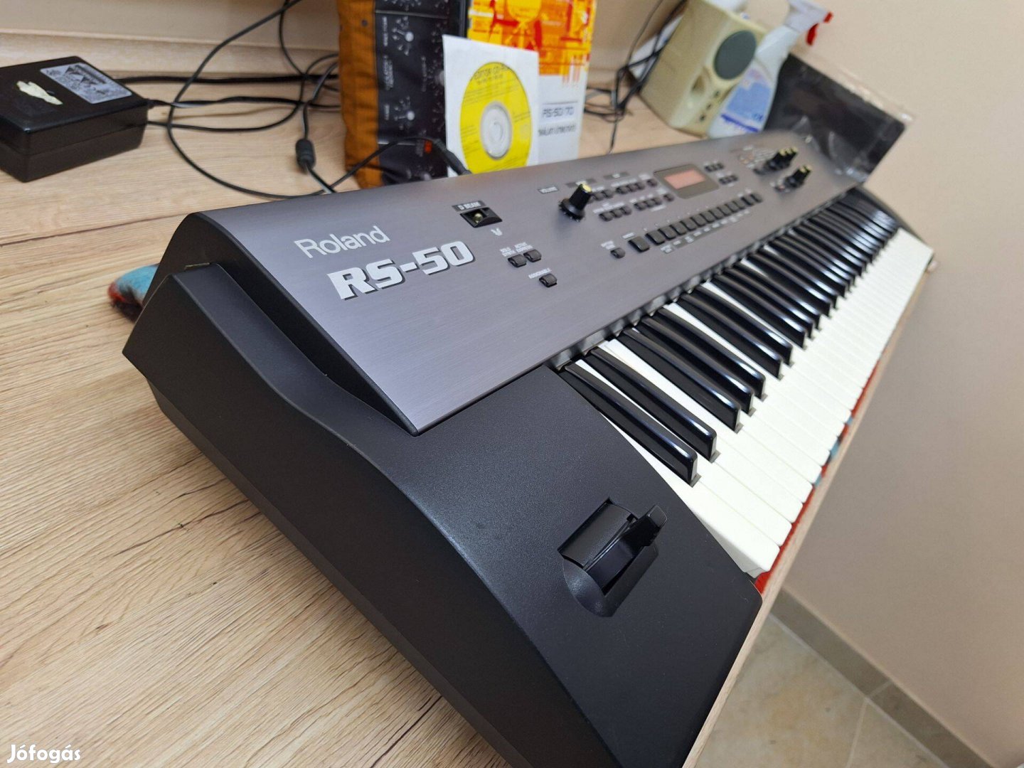 Foglalózott! Roland RS-50 szintetizátor, Benács Attila