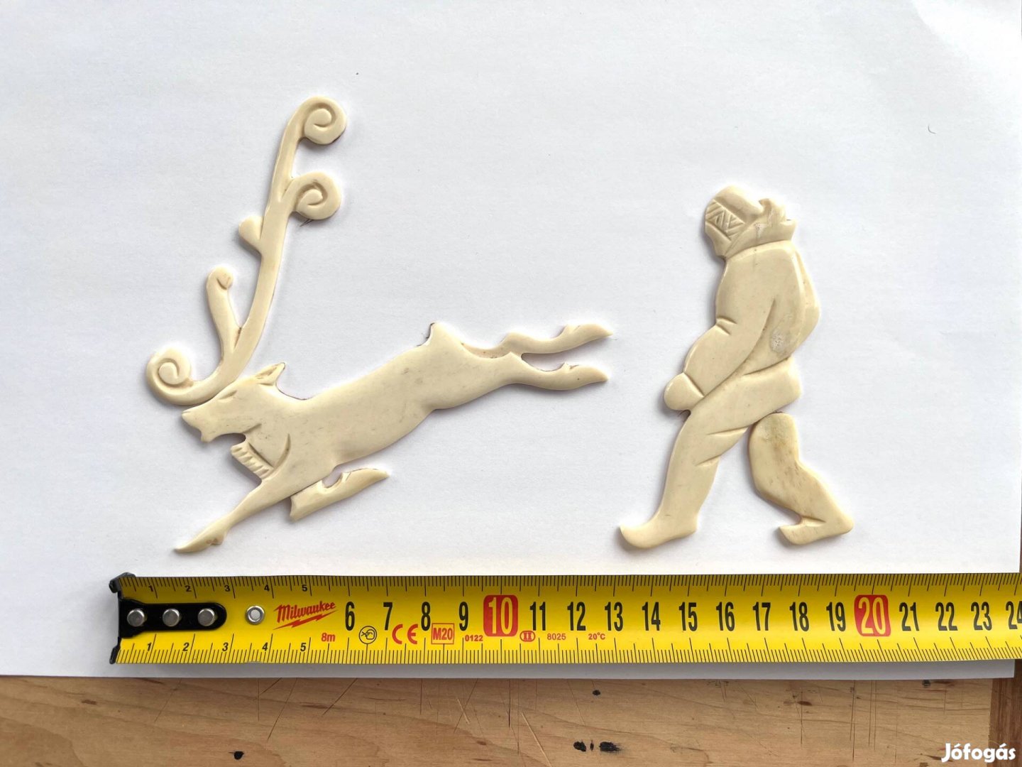 Fókacsontból faragott rénszarvas és vadász