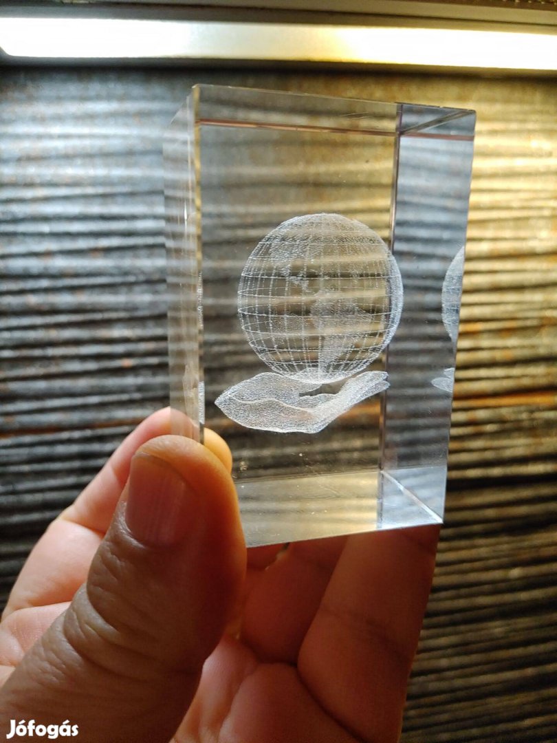 Földgömb kéz hologram üvegben asztaldísz