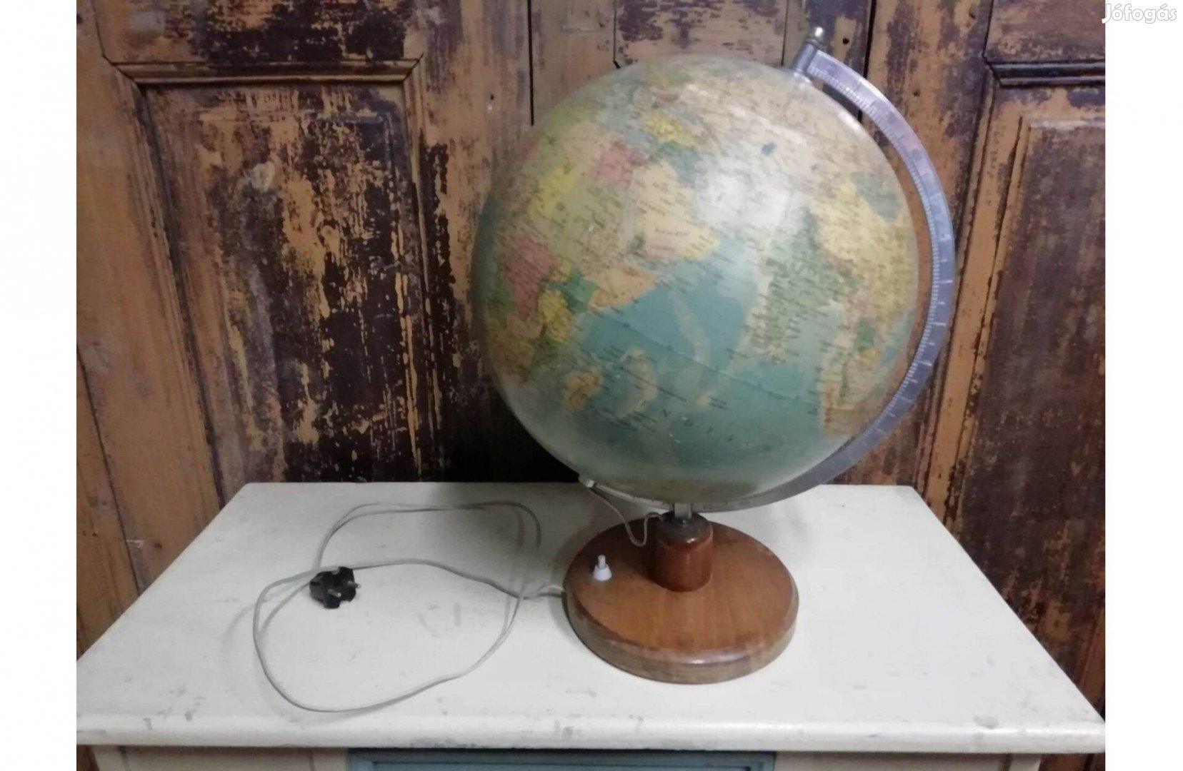 Földgömb papír, fa talapzaton, világítós, 1960.as éve