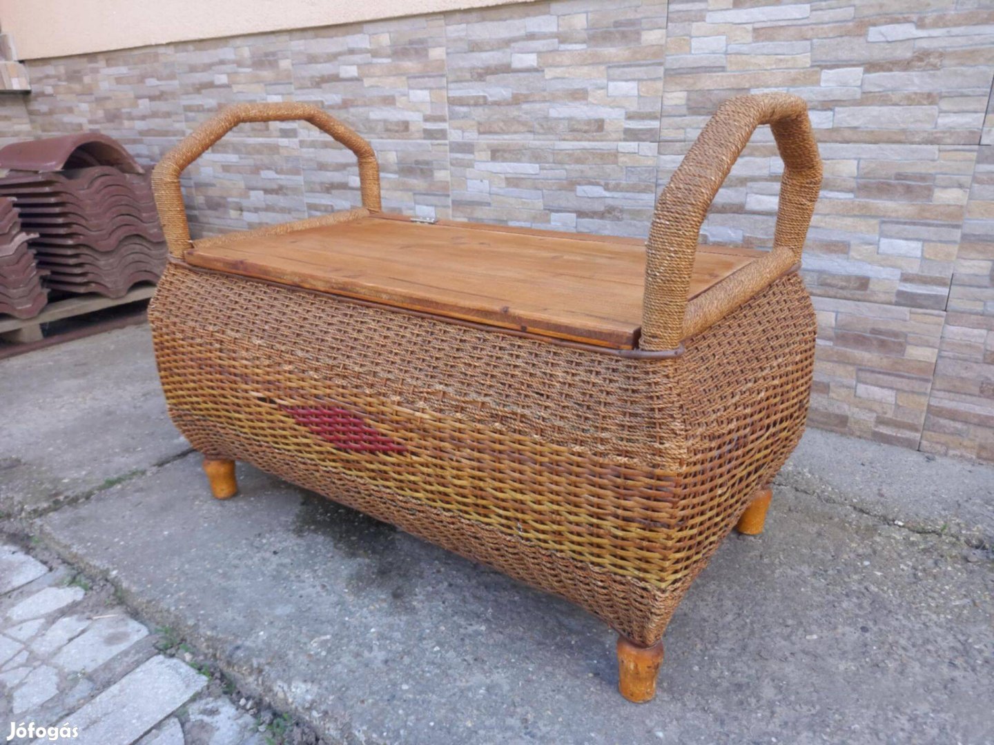 Fonott-fenyő, rattan láda, tároló