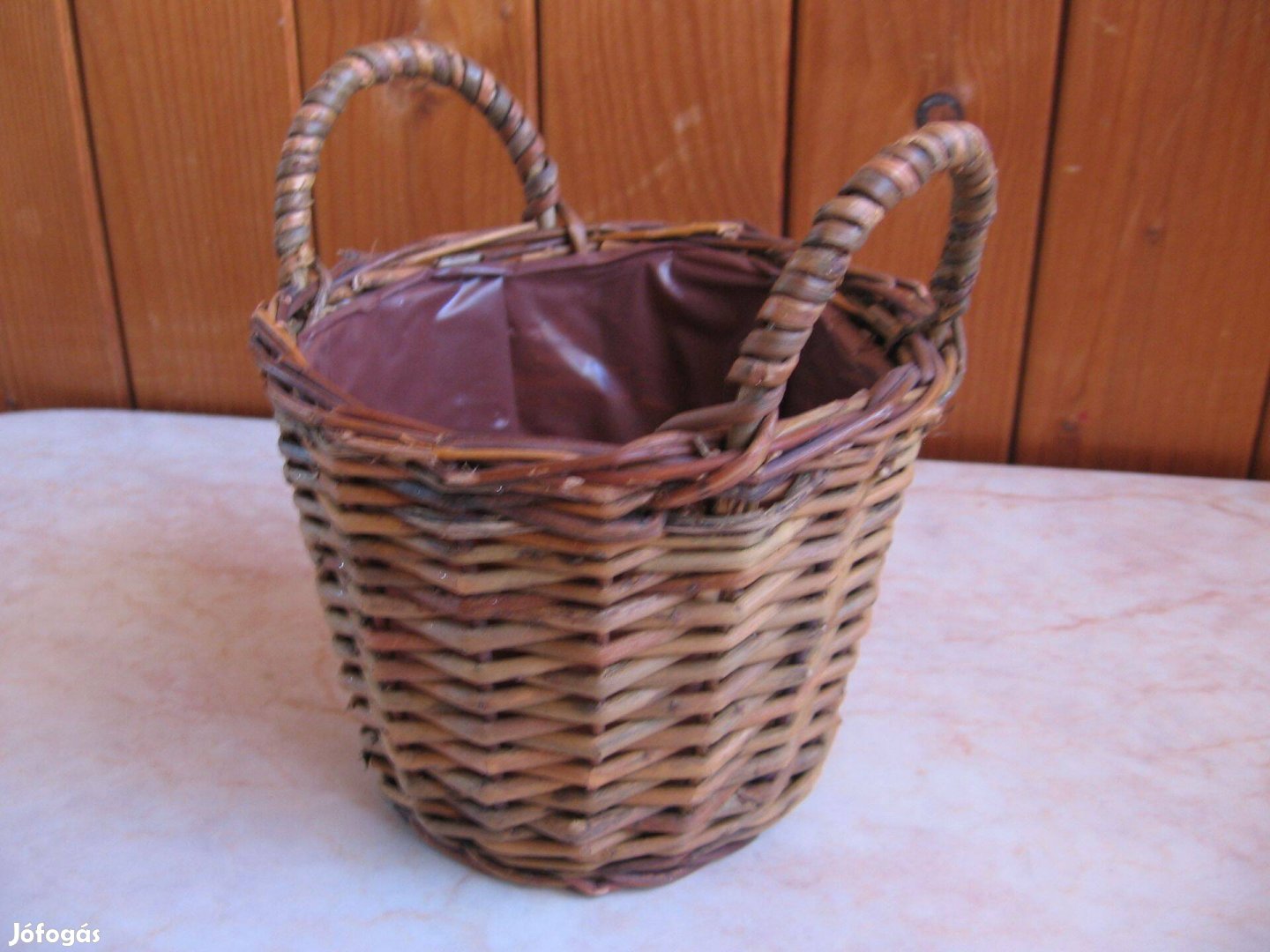 Fonott kaspó, műanyag betétes, sötét