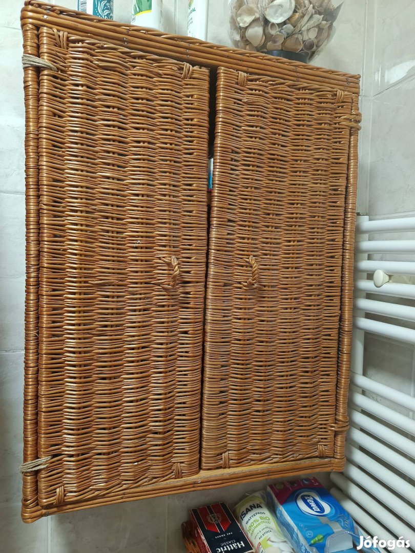 Fonott kisszekrény