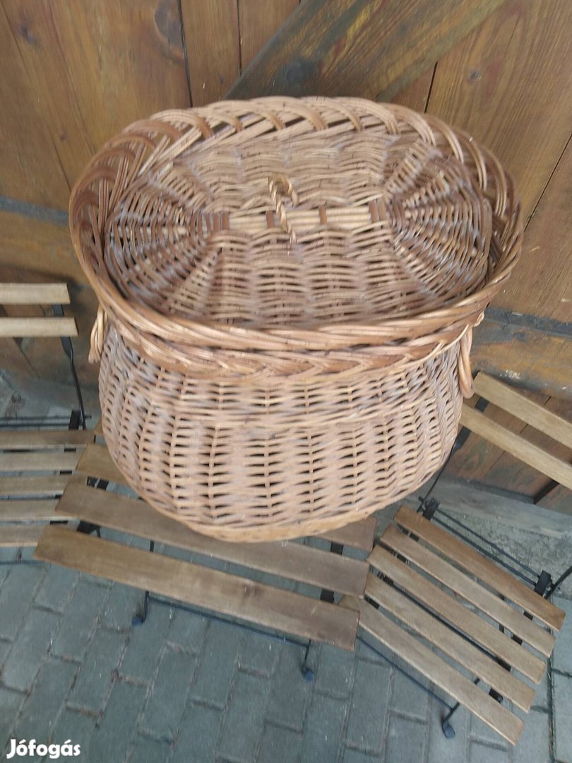 Fonott kosár ruháknak
