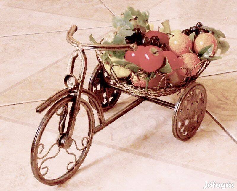Fonott kosaras gyümölcstartó tricikli, kerti, vagy rusztikus stílusú b