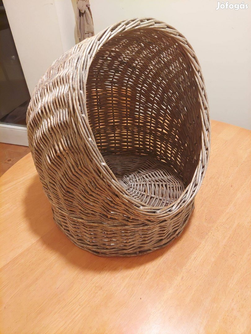 Fonott macska fekhely