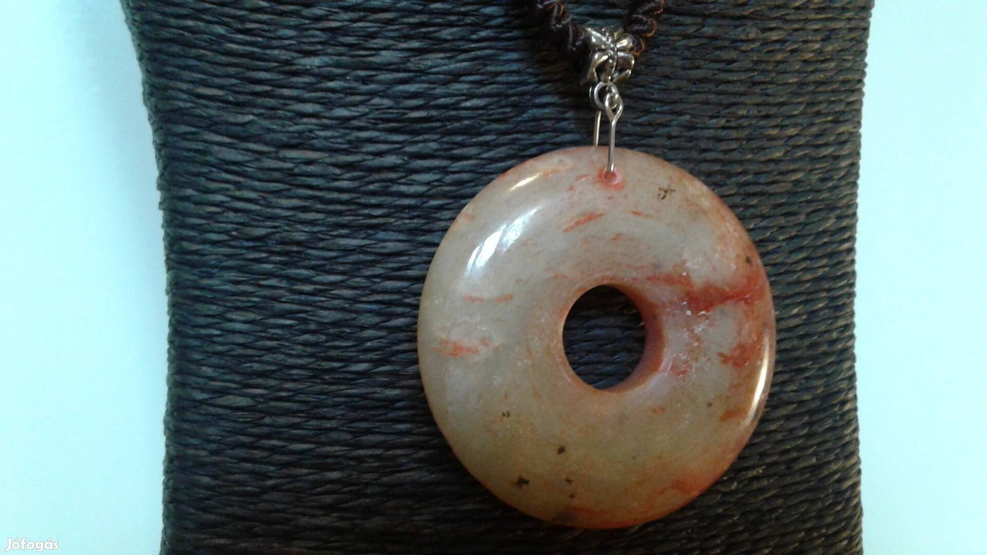 Fonott nyakbavalón holdkő medál