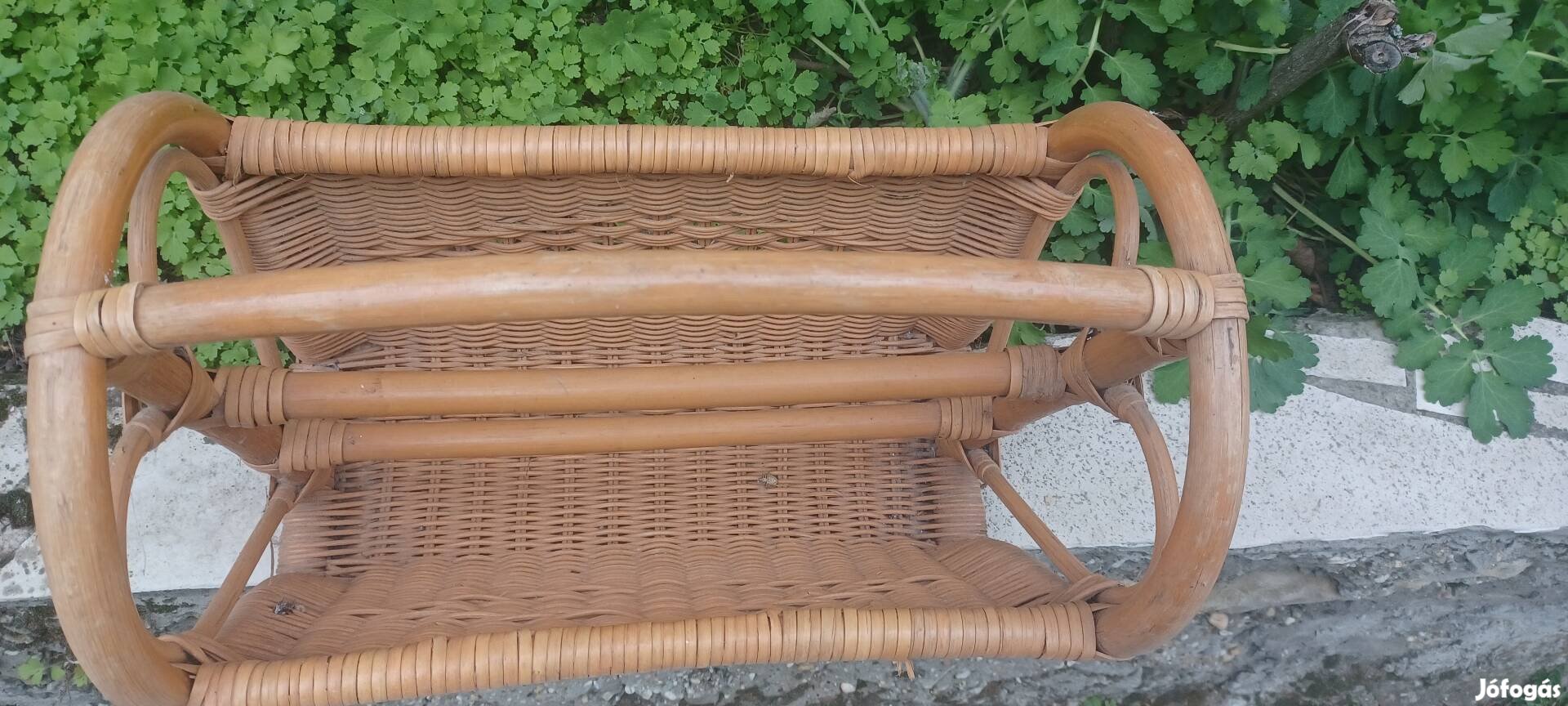 Fonott újságtartó