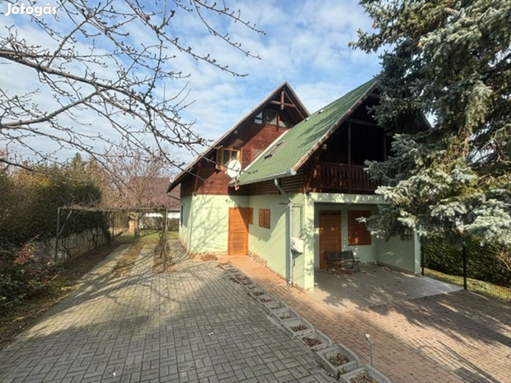 Fonyód, Frekventált helyen, 200 m2-es, családi ház, 72