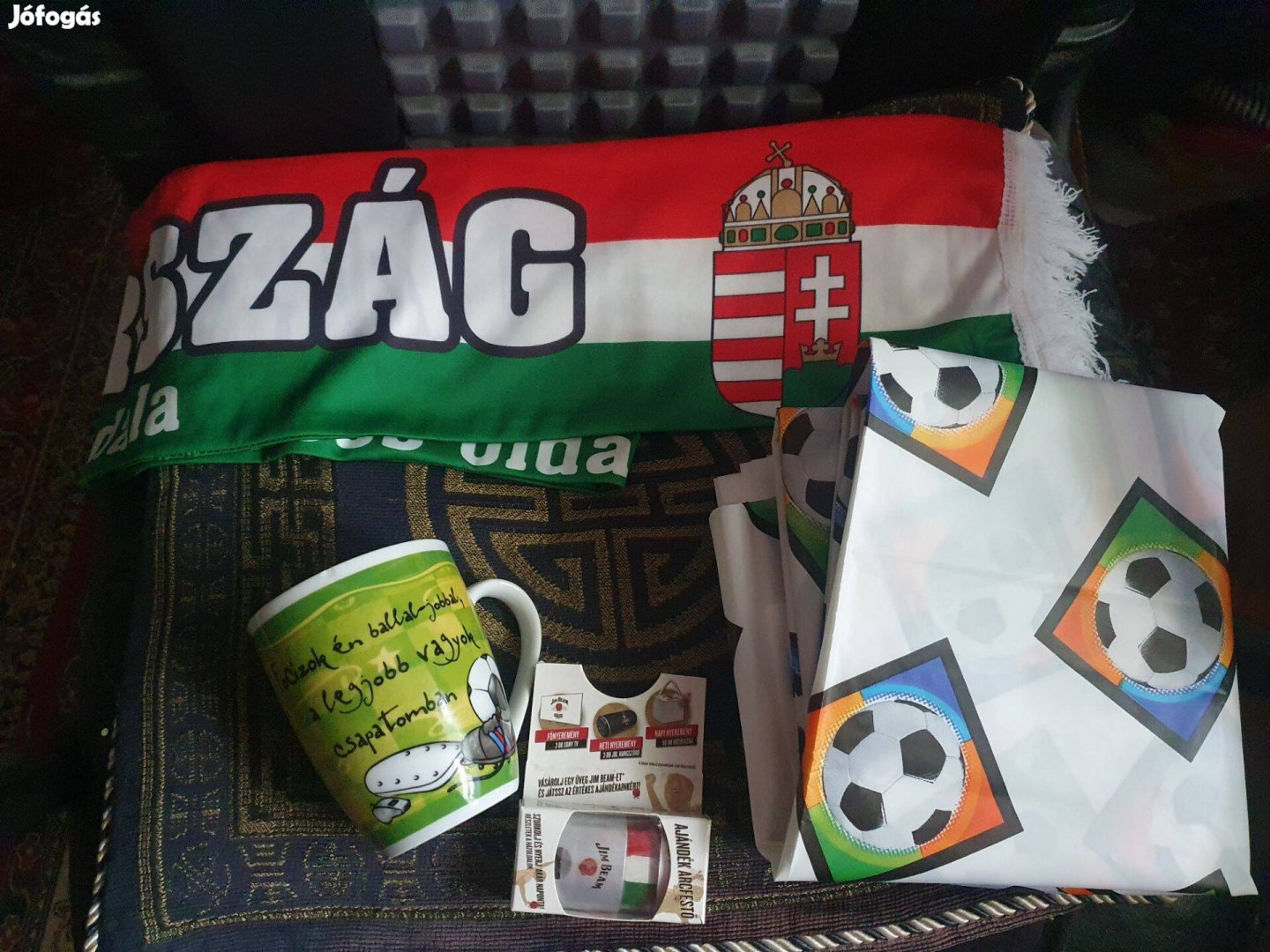 Football-mintás asztalterítő, focista-pohár, címeres sál, arcfestő