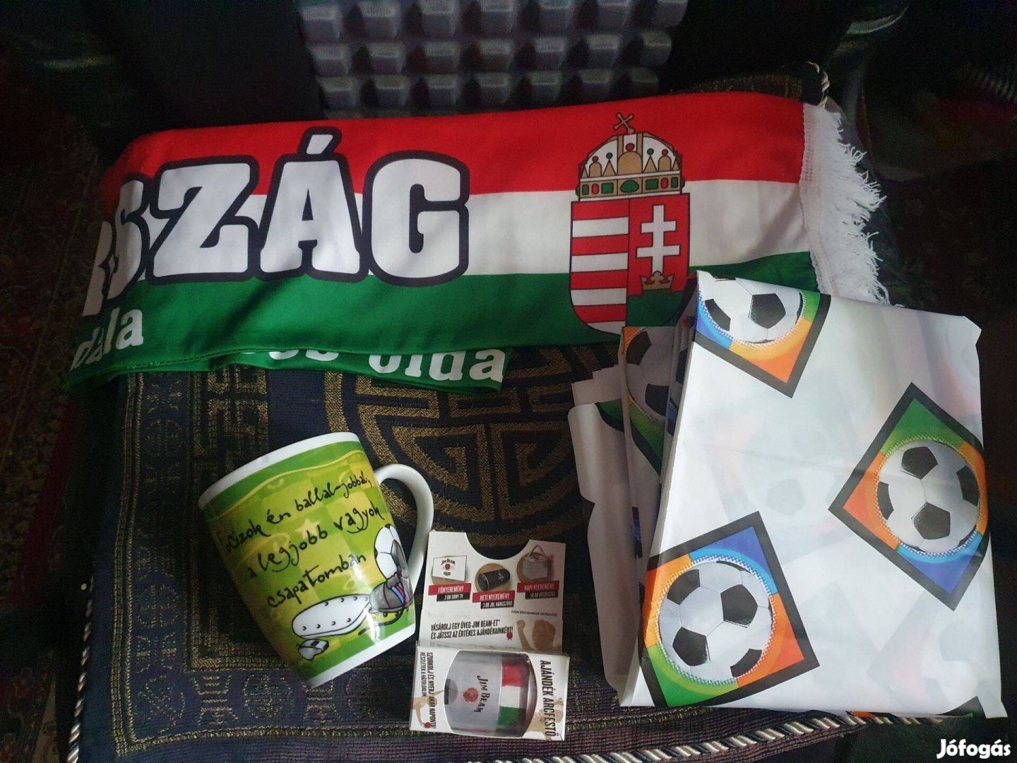 Football-mintás asztalterítő, pohár, címeres sál, arcfestő