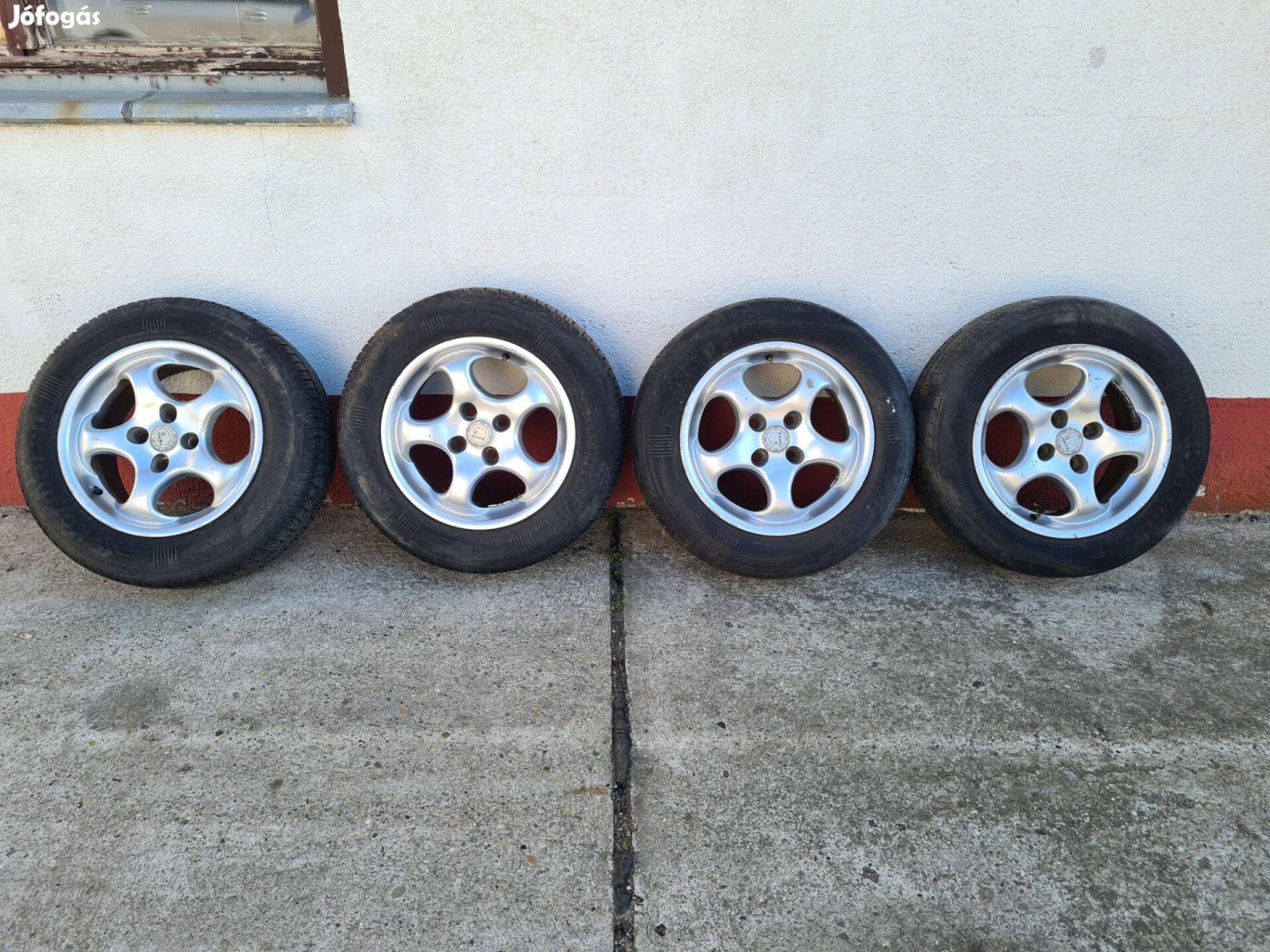 Ford 15" 4db aluminium felni csavarokkal