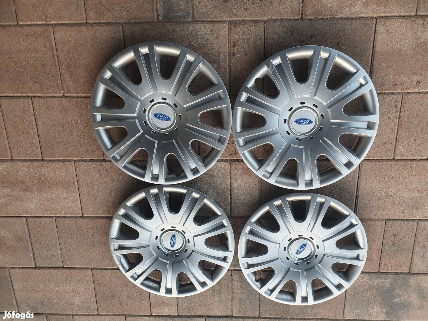 Ford 15--ös dísztárcsa.