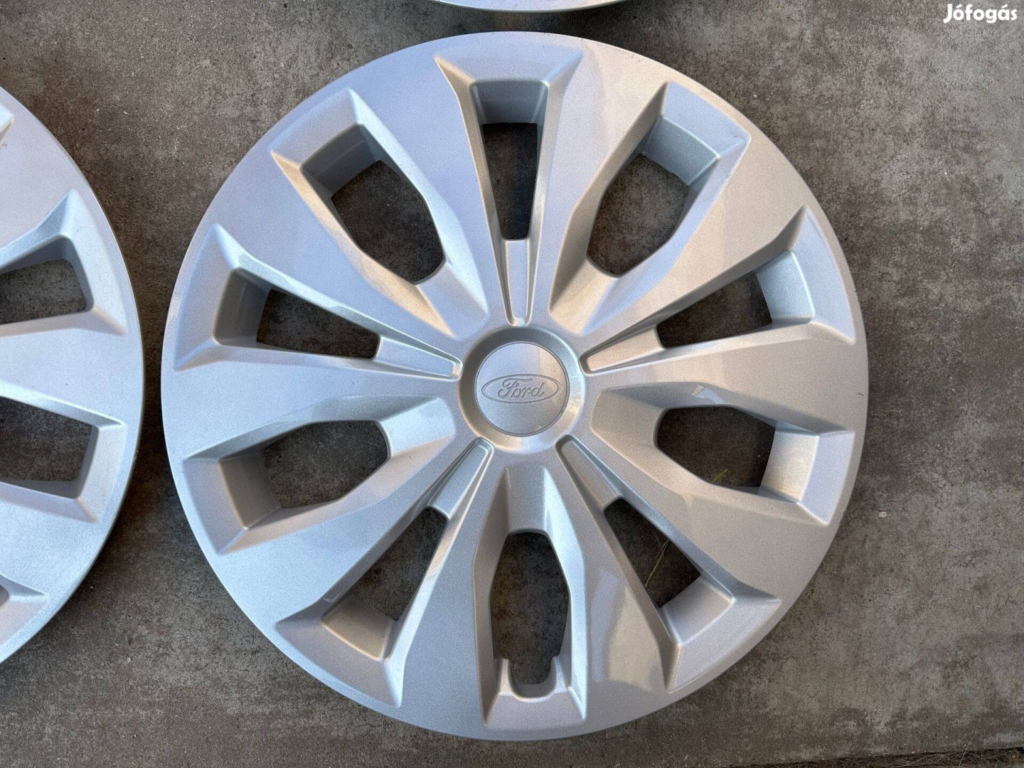 Ford 15-ös gyári disztárcsa szép állapotban eladó!