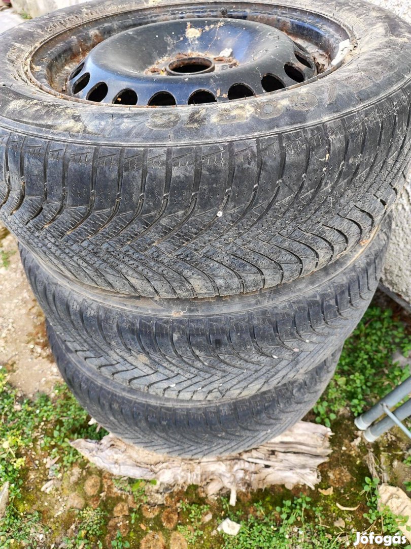 Ford 16" Acélfelni készlet egy "egy szezonos" téli gumikkal Eladó