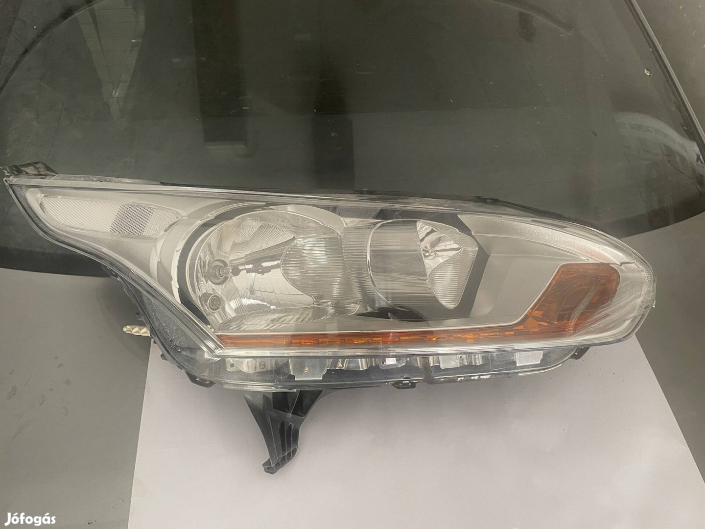 Ford Connect jobb első lámpa