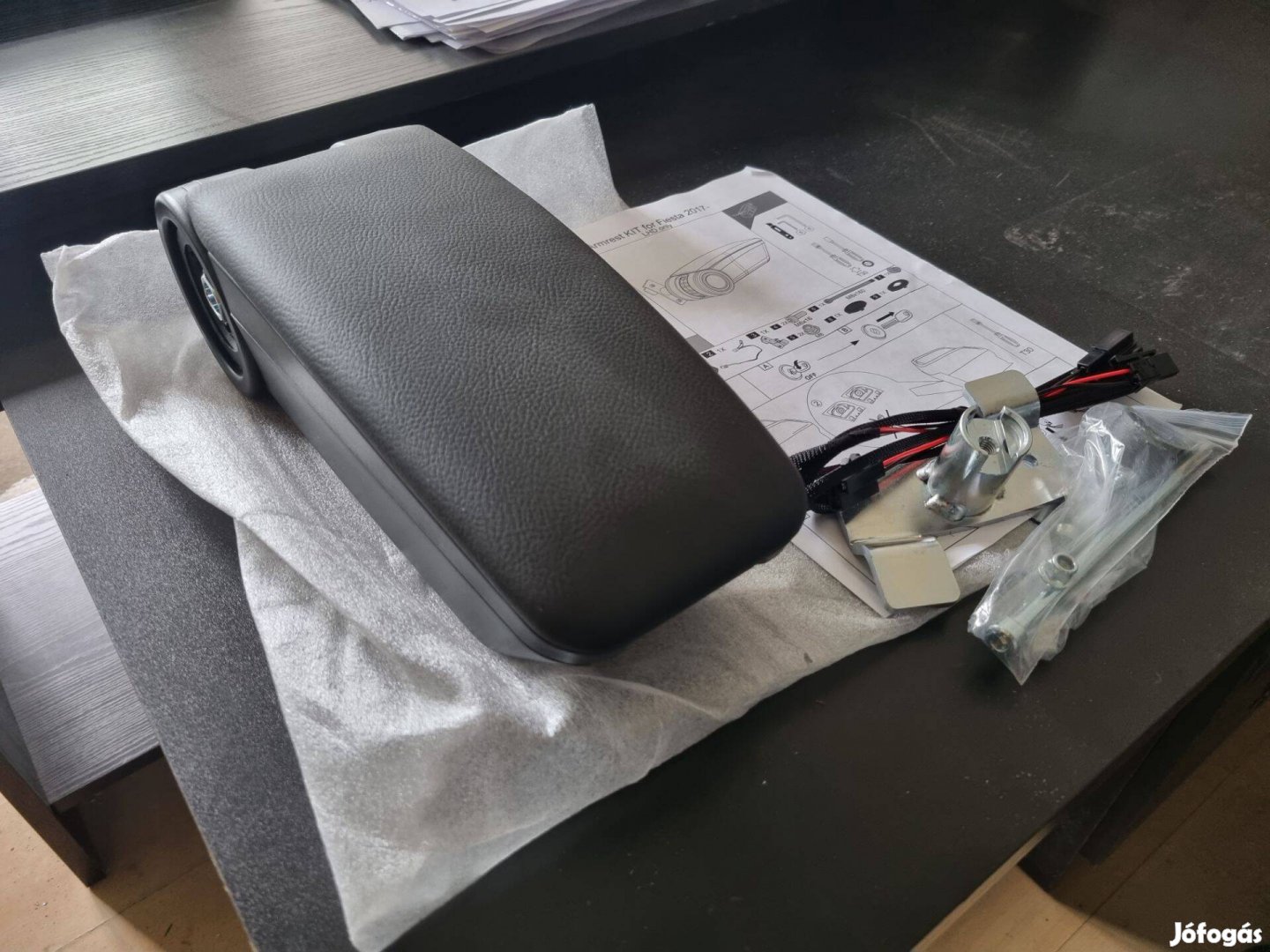 Ford Fiesta 2017-2023 Könyöklő USB kimenettel Gyári új